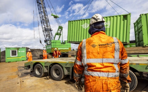 Medewerkers aannemer aan het werk op het bouwterrein van het project Vierpaardjes.