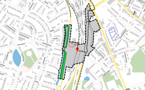 Op de foto staat een uitsnede uit de plattegrond van Venlo. Daarop is met lijnen het projectgebied Spoorwegonderdoorgang Vierpaardjes aangegeven. De tekening komt uit het bestemmingsplan en geeft aan waar de bestemming Spoorwegonderdoorgang Vierpaardjes geldig is..