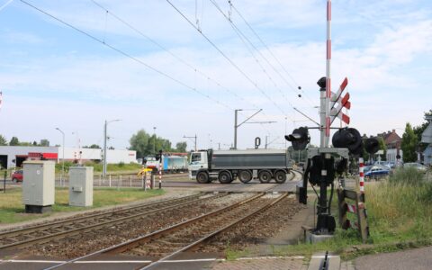 Spoorwegovergang Vierpaardjes gezien vanaf Onderste Molen zoals deze er uitziet op dit moment.