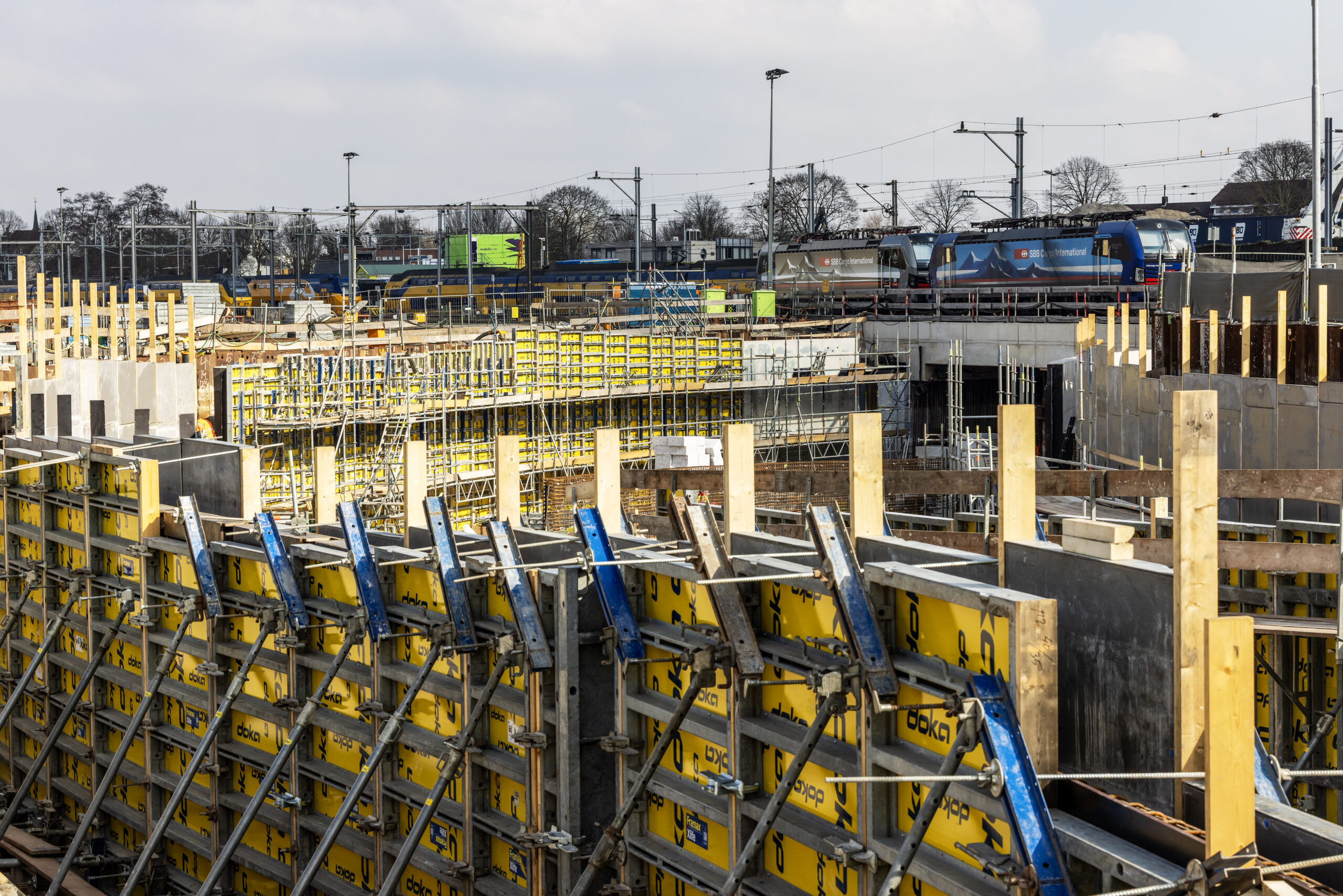 De betonnen wanden worden gestort met behulp van een mal. Daarin wordt de wapening aangebracht en het beton gestort.