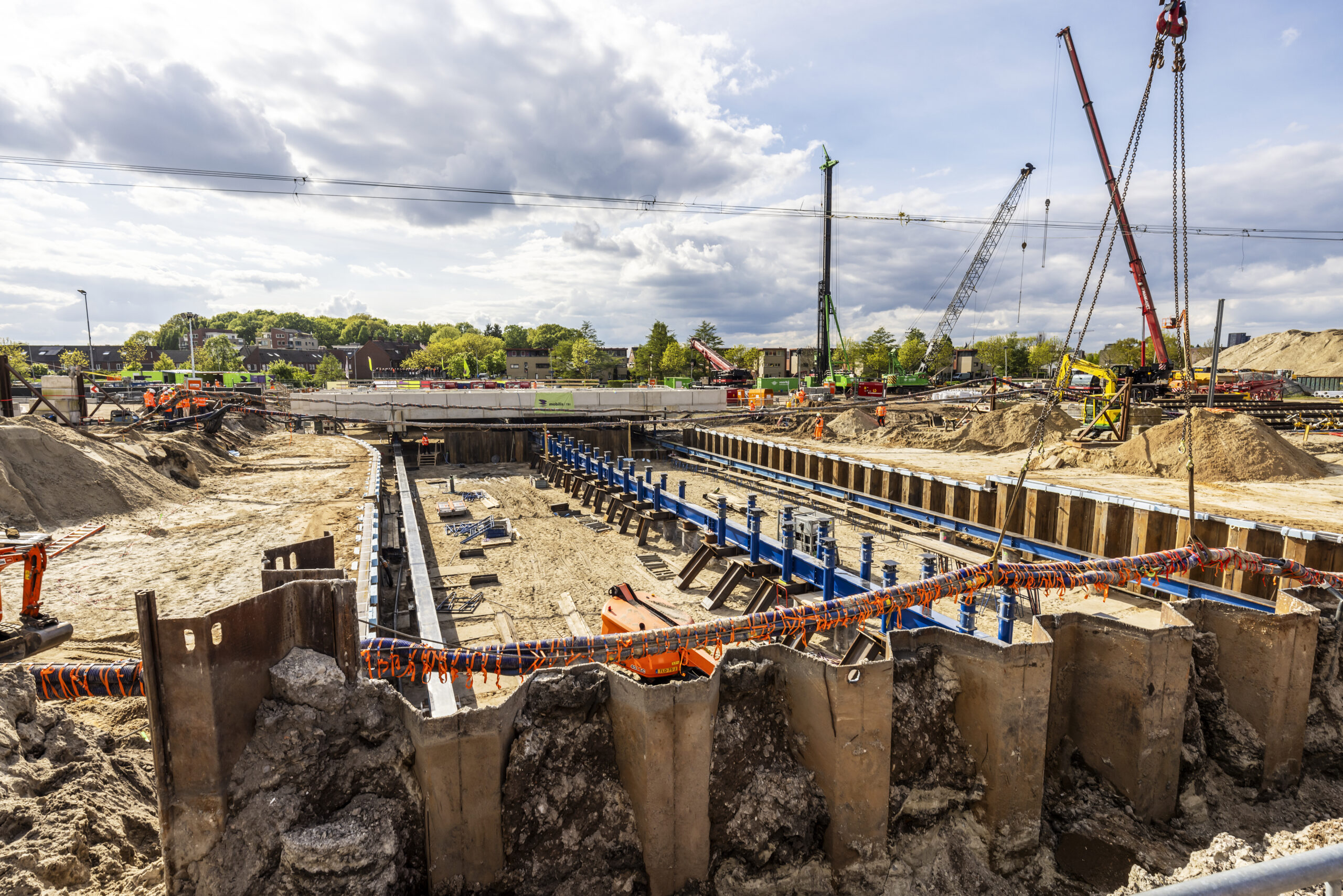 Vervolgens werd de bouwkuip gegraven, waarin de voorgebouwde betondekken worden ingeschoven. 