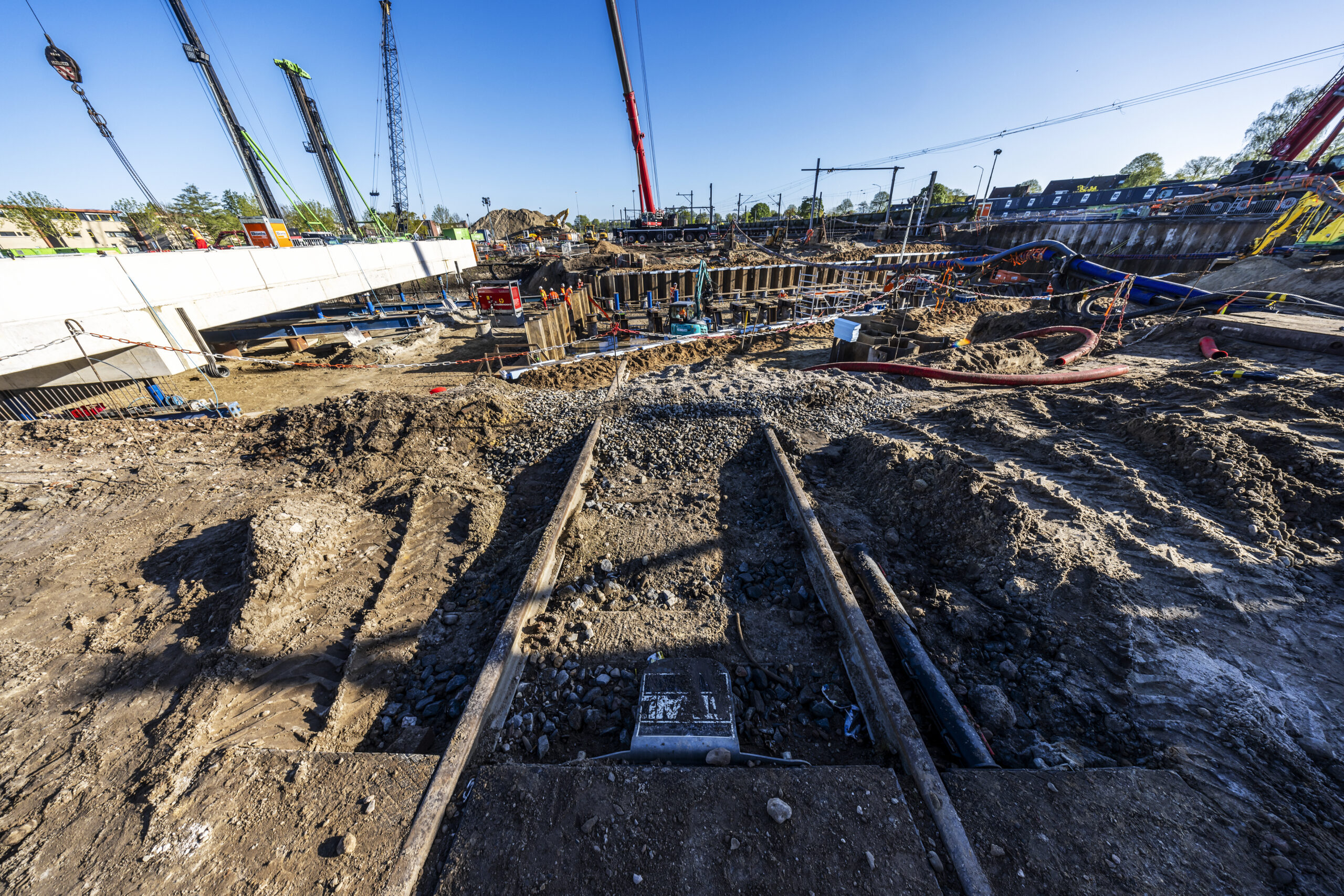 De week begon met het verwijderen van het spoor en het 'ballastbed' (de stenen waar het spoor in ligt), om ruimte te maken voor de damwanden.