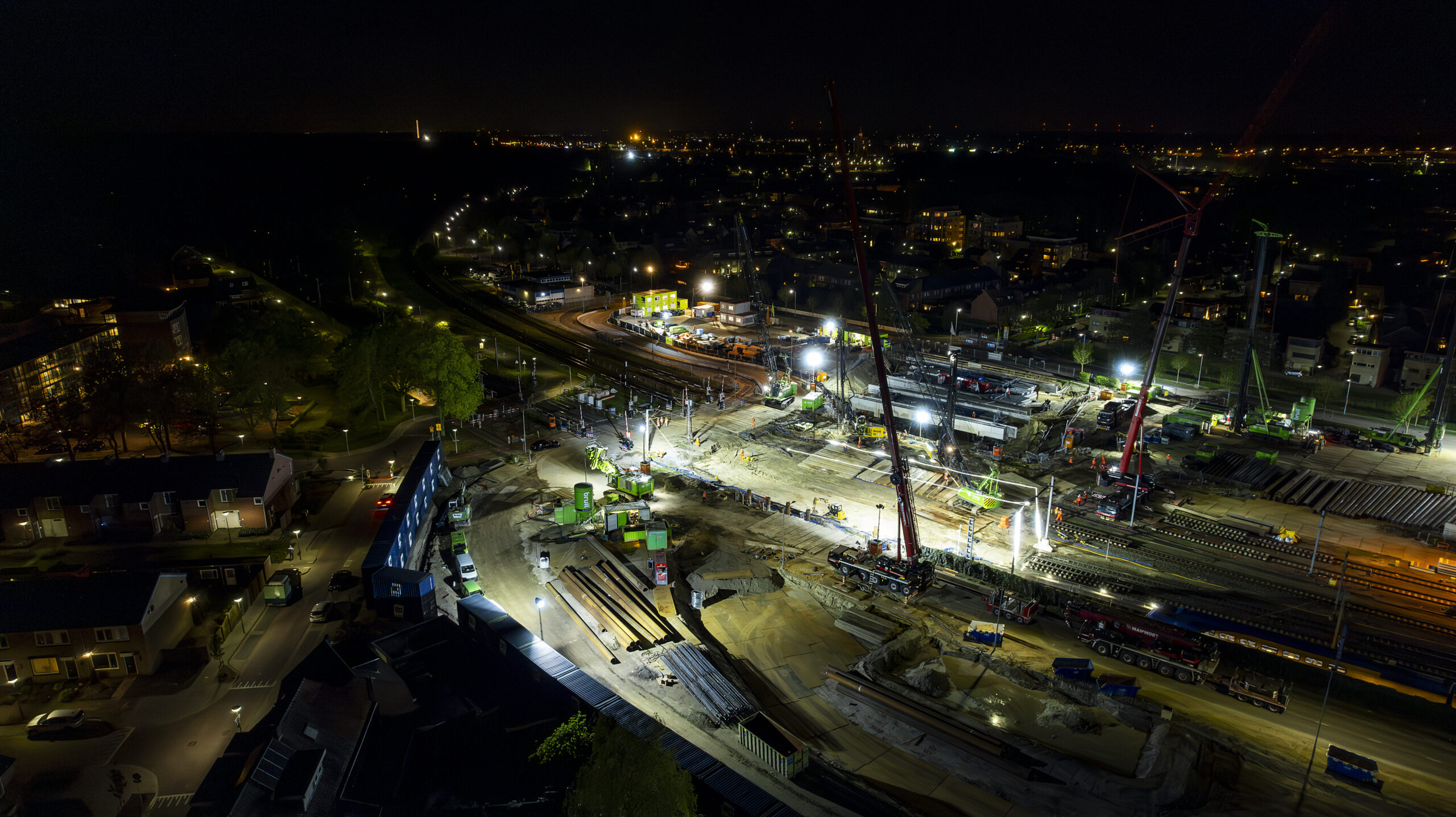Drone-foto van bouwterrein Vierpaardjes in de nacht.