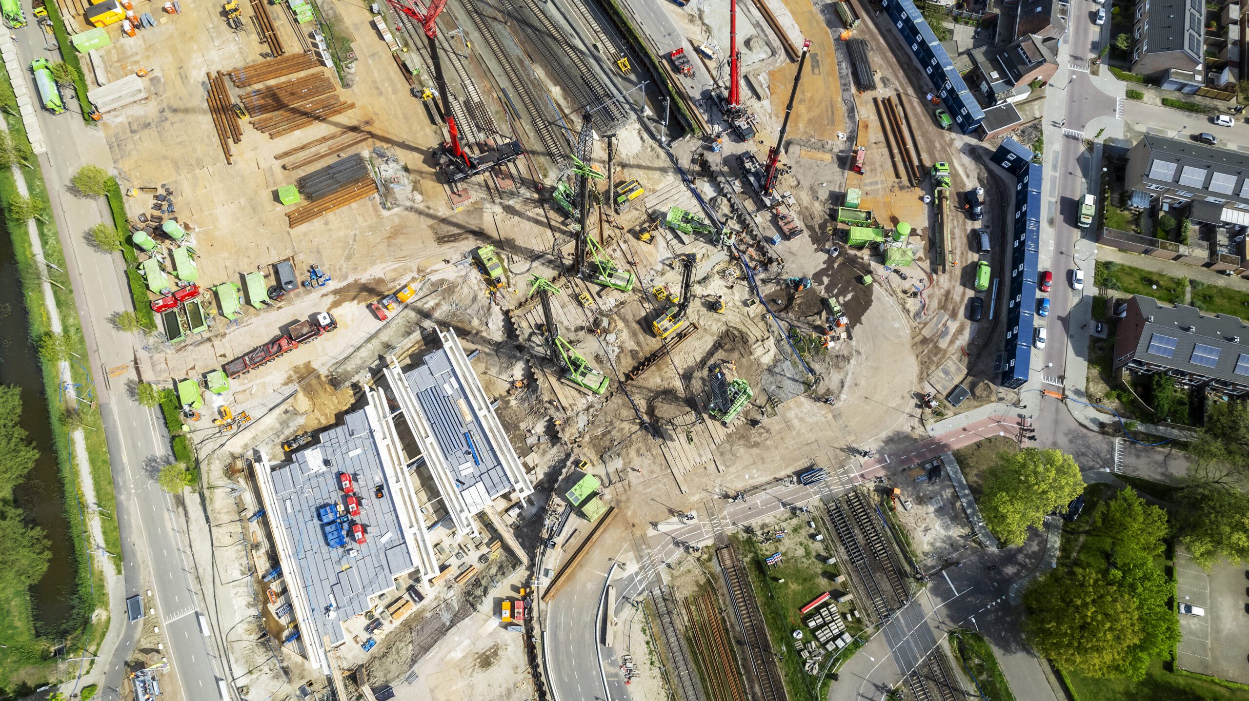 Drone-foto met bovenaanzicht van bouwterrein.