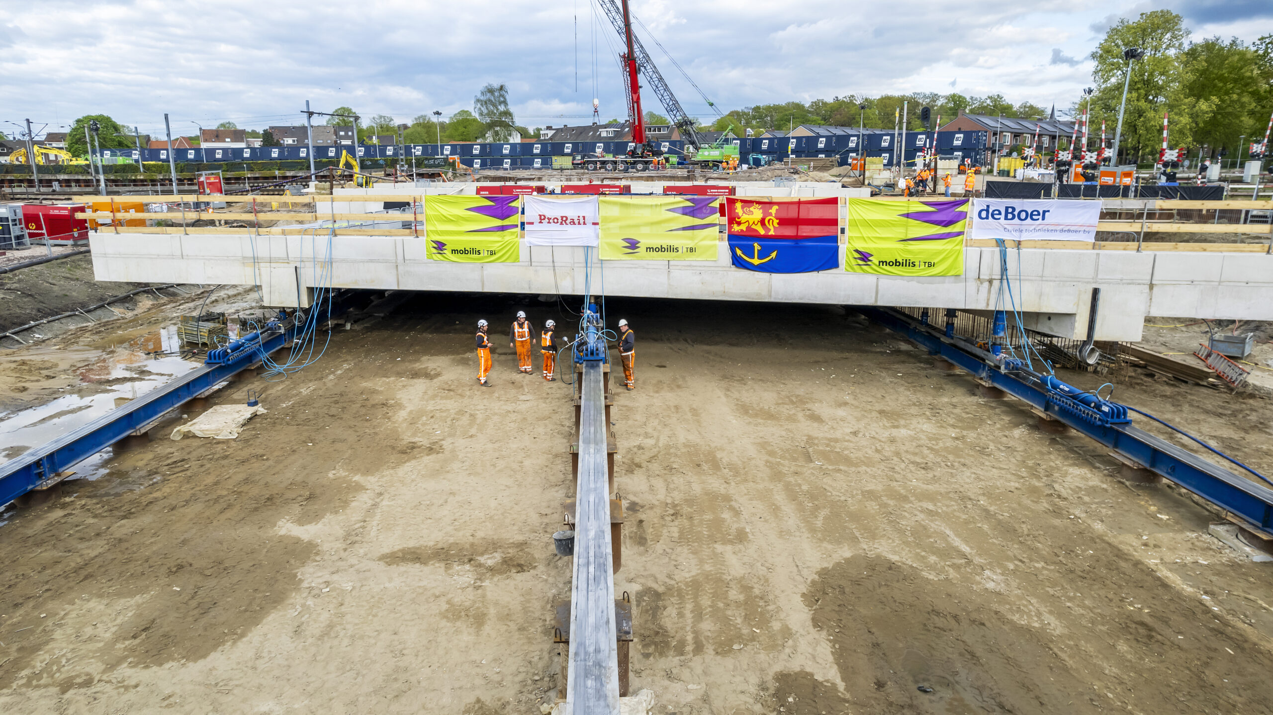 Het dak van de onderdoorgang is erg groot. De twee delen wegen samen 300 ton.