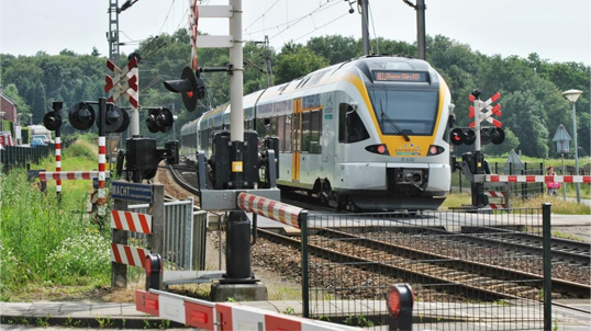 Trein op spoorovergang Vierpaardjes